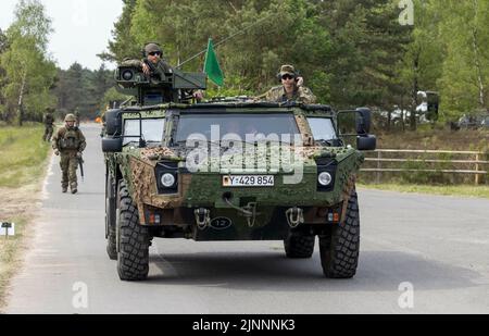 Münster, Deutschland. 10.. Mai 2022. Fennek Aufklärungswagen während der Übung - Wettiner Heide -. 2023 wird Deutschland mit der Panzergrenadierbrigade 37 - Freistaat Sachsen - den führenden Verband für die multinationalen Landeinheiten der NATO Very High Readiness Joint Task Force (VJTF), die NATO-Speerspitze, bilden. Dies ist Teil der NATO Response Force (NRF) 2022-2024, der sogenannten schnellen Eingreiftruppe der NATO. Kredit: dpa/Alamy Live Nachrichten Stockfoto