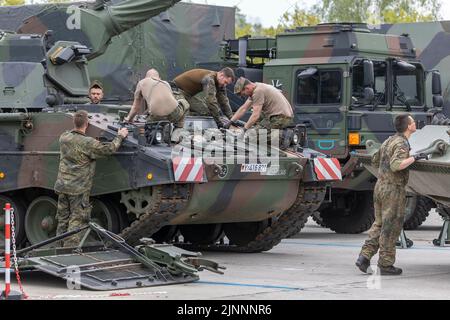Münster, Deutschland. 10.. Mai 2022. Panzerhaubitze 2000 der Bundeswehr wird repariert. 2023 wird Deutschland mit der Panzergrenadierbrigade 37 - Freistaat Sachsen - den führenden Verband für die multinationalen Landeinheiten der NATO Very High Readiness Joint Task Force (VJTF), die NATO-Speerspitze, bilden. Dies ist Teil der NATO Response Force (NRF) 2022-2024, der sogenannten schnellen Eingreiftruppe der NATO. Kredit: dpa/Alamy Live Nachrichten Stockfoto