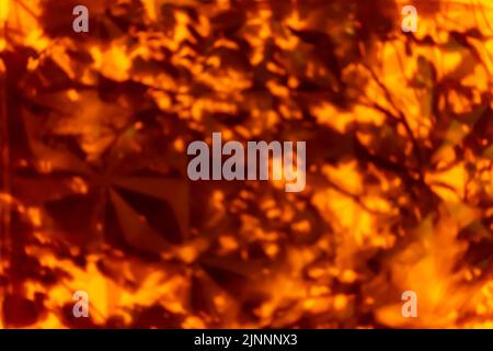 Abstrakter karmesinroter Hintergrund mit dunklen und hellen Flecken. Stockfoto