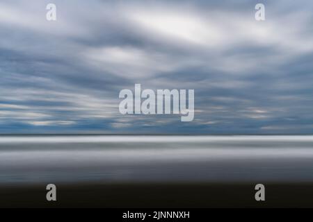 Dramatische Langzeitaufnahme des Meeres und des bewölkten Himmels, Präfektur Kanagawa, Japan Stockfoto