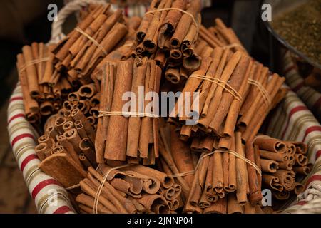 Stapel Zimtstangen zum Verkauf auf dem Markt in der Altstadt von Akko, Israel Stockfoto