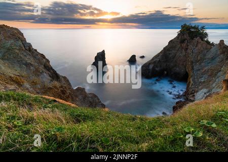 Farbenfrohe Ansicht des Kaps Koganezaki bei Sonnenuntergang, Präfektur Shizuoka, Japan Stockfoto