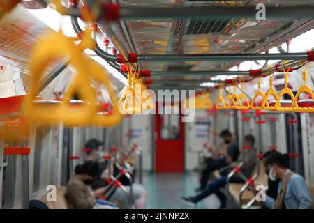 Selektiver Fokus auf gelb hängenden Griff Griff auf öffentlichen Verkehrsmitteln wie Bus und Bahn kann Quelle für Virusinfektion und Gesundheitsprobleme sein. Stockfoto