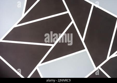 Abstrakter Hintergrund aus braunen und grauen geometrischen Formen. Stockfoto