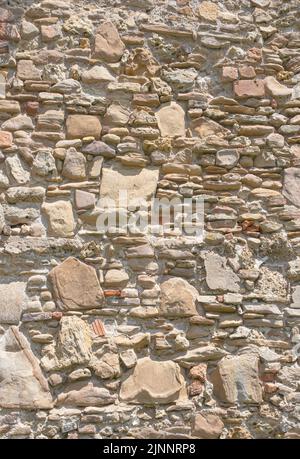 Textur einer alten Wand aus Naturstein Stockfoto