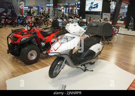 ISTANBUL, TÜRKEI - 23. APRIL 2022: Motorräder auf der Motobike Expo im Istanbul Exhibition Center Stockfoto