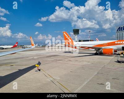 EasyJet-Flugzeug auf der Landebahn bereit für Start und Urlaub Stockfoto