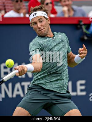 Montreal, Kanada. 12. August 2022. Casper Ruud tritt am 12. August 2022 beim Tennisturnier der National Bank Open 2022 im IGA Stadium in Montreal, Kanada, beim Viertelfinalspiel der Männer zwischen Casper Ruud aus Norwegen und Felix Auger-Aliassime aus Kanada an. Quelle: Andrew Soong/Xinhua/Alamy Live News Stockfoto