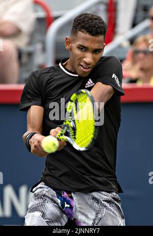 Montreal, Kanada. 12. August 2022. Felix Auger-Aliassime tritt am 12. August 2022 beim Tennisturnier der National Bank Open im IGA Stadium in Montreal, Kanada, beim Viertelfinale der Männer zwischen Casper Ruud aus Norwegen und Felix Auger-Aliassime aus Kanada am 2022. August an. Quelle: Andrew Soong/Xinhua/Alamy Live News Stockfoto