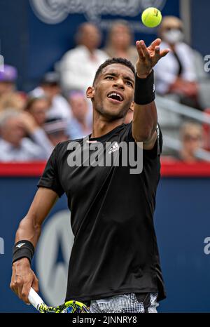 Montreal, Kanada. 12. August 2022. Felix Auger-Aliassime tritt am 12. August 2022 beim Tennisturnier der National Bank Open im IGA Stadium in Montreal, Kanada, beim Viertelfinale der Männer zwischen Casper Ruud aus Norwegen und Felix Auger-Aliassime aus Kanada am 2022. August an. Quelle: Andrew Soong/Xinhua/Alamy Live News Stockfoto
