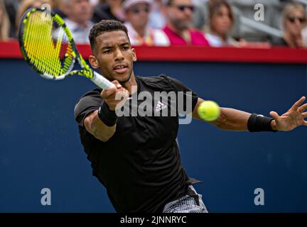 Montreal, Kanada. 12. August 2022. Felix Auger-Aliassime tritt am 12. August 2022 beim Tennisturnier der National Bank Open im IGA Stadium in Montreal, Kanada, beim Viertelfinale der Männer zwischen Casper Ruud aus Norwegen und Felix Auger-Aliassime aus Kanada am 2022. August an. Quelle: Andrew Soong/Xinhua/Alamy Live News Stockfoto
