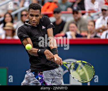 Montreal, Kanada. 12. August 2022. Felix Auger-Aliassime tritt am 12. August 2022 beim Tennisturnier der National Bank Open im IGA Stadium in Montreal, Kanada, beim Viertelfinale der Männer zwischen Casper Ruud aus Norwegen und Felix Auger-Aliassime aus Kanada am 2022. August an. Quelle: Andrew Soong/Xinhua/Alamy Live News Stockfoto