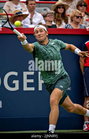Montreal, Kanada. 12. August 2022. Casper Ruud tritt am 12. August 2022 beim Tennisturnier der National Bank Open 2022 im IGA Stadium in Montreal, Kanada, beim Viertelfinalspiel der Männer zwischen Casper Ruud aus Norwegen und Felix Auger-Aliassime aus Kanada an. Quelle: Andrew Soong/Xinhua/Alamy Live News Stockfoto