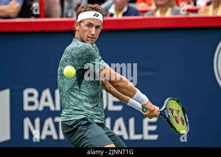 Montreal, Kanada. 12. August 2022. Casper Ruud tritt am 12. August 2022 beim Tennisturnier der National Bank Open 2022 im IGA Stadium in Montreal, Kanada, beim Viertelfinalspiel der Männer zwischen Casper Ruud aus Norwegen und Felix Auger-Aliassime aus Kanada an. Quelle: Andrew Soong/Xinhua/Alamy Live News Stockfoto