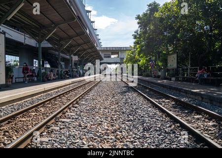 Bangkok, Thailand - 26. Sep 2020, The Environment of Ladkrabang Bahnhofsplattform mit den Einheimischen herum warteten sie auf Transpor Stockfoto