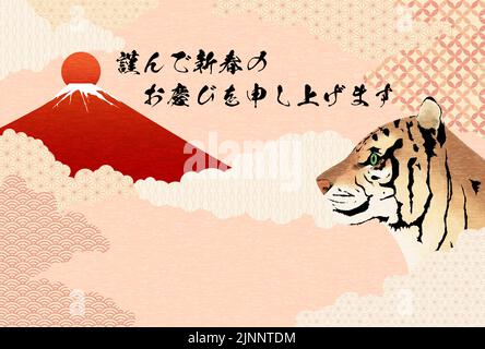 2022 Jahr des Tigers Neujahrsgrusskarte, roter Fuji und Tiger, japanisch gemustertes Wolkenmeer im Hintergrund - Übersetzung: Happy New Year Stock Vektor