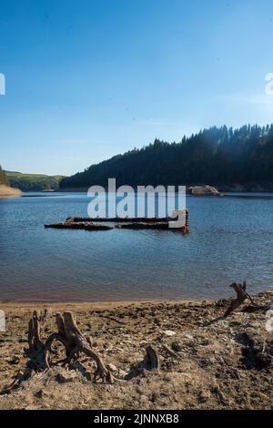 Llandovery, Großbritannien. 12. August 2022. Llandovery, Großbritannien, Freitag, 12.. August 2022 - Ein Bauernhaus aus dem 19. Jahrhundert namens „Fannog“, das mit dem Bau des Llyn Brianne Reservoirs überflutet wurde, wurde enthüllt, nachdem der Wasserstand aufgrund der aktuellen Hitzewelle gesunken war. Quelle: Mark Lewis/Alamy Live News Stockfoto