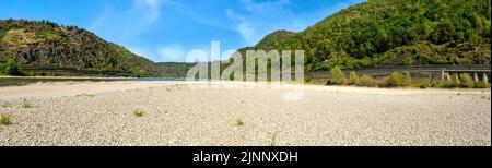 Dürre in Deutschland. Niederwasser des Rheins bei Oberwesel, Rheinland-Pfalz Stockfoto