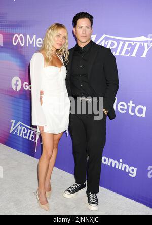 HOLLYWOOD, CA - 11. AUGUST: (L-R) Cassie Randolph und Brighton Reinhardt nehmen an der Power of Young Hollywood-Veranstaltung 2022 von Facebo Teil Stockfoto