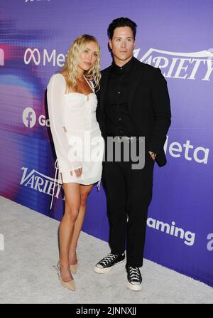 HOLLYWOOD, CA - 11. AUGUST: (L-R) Cassie Randolph und Brighton Reinhardt nehmen an der Power of Young Hollywood-Veranstaltung 2022 von Facebo Teil Stockfoto