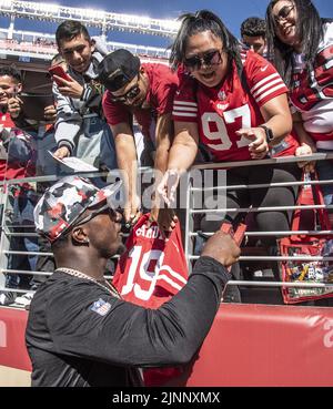 Santa Clara, USA. 13. August 2022. Deebo Samuel, ein 49ers-Breitempfänger aus San Francisco, signiert Autogramme für Fans vor einem Vorsaison-Spiel gegen die Green Bay Packers im Levi's Stadium in Santa Clara, Kalifornien, am Freitag, den 12. August 2022. Foto von Terry Schmitt/UPI Credit: UPI/Alamy Live News Stockfoto