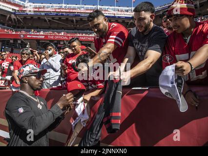 Santa Clara, USA. 13. August 2022. Deebo Samuel, ein 49ers-Breitempfänger aus San Francisco, signiert Autogramme für Fans vor einem Vorsaison-Spiel gegen die Green Bay Packers im Levi's Stadium in Santa Clara, Kalifornien, am Freitag, den 12. August 2022. Foto von Terry Schmitt/UPI Credit: UPI/Alamy Live News Stockfoto