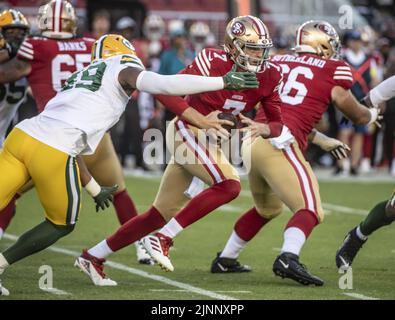 Santa Clara, USA. 13. August 2022. San Francisco 49ers Quarterback Nate Sudfeld (7)kämpft gegen die Green Bay Packers im zweiten Quartal im Levi's Stadium in Santa Clara, Kalifornien, am Freitag, den 12. August 2022. Die 49ers besiegten die Packers 28-21 in ihrem ersten Vorsaison-Spiel Foto von Terry Schmitt/UPI Credit: UPI/Alamy Live News Stockfoto