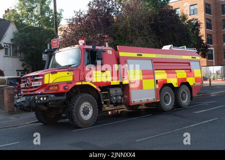Slough, berkshire, Großbritannien. 13.. August 2022. Royal Berkshire Fire and Rescue Service lösten heute Morgen ein Feuer in der Simpson Recycling-Anlage in Simpsons Way, Slough, hinter dem Ramgarhia Sikh Tempel. Den Anwohnern wurde geraten, drinnen zu bleiben und ihre Fenster geschlossen zu halten. Ein großer Zetros-Feuerwehrwagen (abgebildet), der Wasser von einem nahegelegenen Hydranten abzog, war ebenfalls anwesend. Quelle: Maureen McLean/Alamy Live News Stockfoto