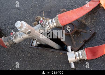 Slough, berkshire, Großbritannien. 13.. August 2022. Ein Löschmotor bezieht Wasser aus einem Hydranten. Royal Berkshire Fire and Rescue Service lösten heute Morgen ein Feuer in der Simpson Recycling-Anlage in Simpsons Way, Slough, hinter dem Ramgarhia Sikh Tempel. Den Anwohnern wurde geraten, drinnen zu bleiben und ihre Fenster geschlossen zu halten. Ein Zetros Feuerwehrwagen, der 8.000 Liter Wasser fasst, war ebenfalls vor Ort, um das Feuer zu dämpfen. Quelle: Maureen McLean/Alamy Live News Stockfoto