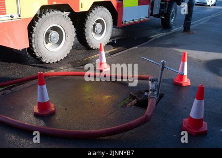 Slough, berkshire, Großbritannien. 13.. August 2022. Royal Berkshire Fire and Rescue Service lösten heute Morgen ein Feuer in der Simpson Recycling-Anlage in Simpsons Way, Slough, hinter dem Ramgarhia Sikh Tempel. Den Anwohnern wurde geraten, drinnen zu bleiben und ihre Fenster geschlossen zu halten. Ein großer Zetros-Feuerwehrwagen (abgebildet), der Wasser von einem nahegelegenen Hydranten abzog, war ebenfalls anwesend. Quelle: Maureen McLean/Alamy Live News Stockfoto