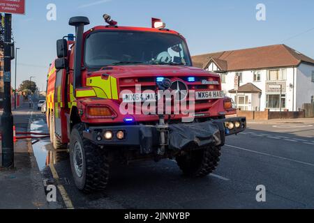 Slough, berkshire, Großbritannien. 13.. August 2022. Royal Berkshire Fire and Rescue Service lösten heute Morgen ein Feuer in der Simpson Recycling-Anlage in Simpsons Way, Slough, hinter dem Ramgarhia Sikh Tempel. Den Anwohnern wurde geraten, drinnen zu bleiben und ihre Fenster geschlossen zu halten. Ein großer Zetros-Feuerwehrwagen (abgebildet), der Wasser von einem nahegelegenen Hydranten abzog, war ebenfalls anwesend. Quelle: Maureen McLean/Alamy Live News Stockfoto