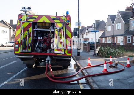Slough, berkshire, Großbritannien. 13.. August 2022. Royal Berkshire Fire and Rescue Service lösten heute Morgen ein Feuer in der Simpson Recycling-Anlage in Simpsons Way, Slough, hinter dem Ramgarhia Sikh Tempel. Den Anwohnern wurde geraten, drinnen zu bleiben und ihre Fenster geschlossen zu halten. Ein großer Zetros-Feuerwehrwagen (abgebildet), der Wasser von einem nahegelegenen Hydranten abzog, war ebenfalls anwesend. Quelle: Maureen McLean/Alamy Live News Stockfoto