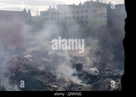 CHARKIW, UKRAINE - 30. Jul. 2022: Schwelende Ruinen eines Gebäudes einer Fachschule nach einem Raketenangriff russischer Eindringlinge. Stockfoto