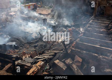 CHARKIW, UKRAINE - 30. Jul. 2022: Schwelende Ruinen eines Gebäudes einer Fachschule nach einem Raketenangriff russischer Eindringlinge. Stockfoto