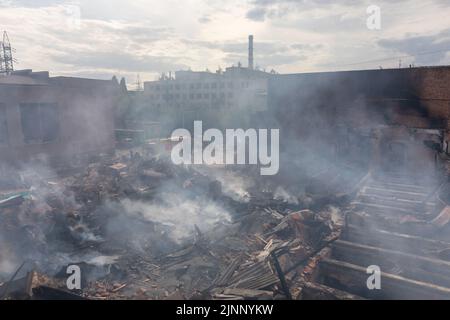 CHARKIW, UKRAINE - 30. Jul. 2022: Schwelende Ruinen eines Gebäudes einer Fachschule nach einem Raketenangriff russischer Eindringlinge. Stockfoto