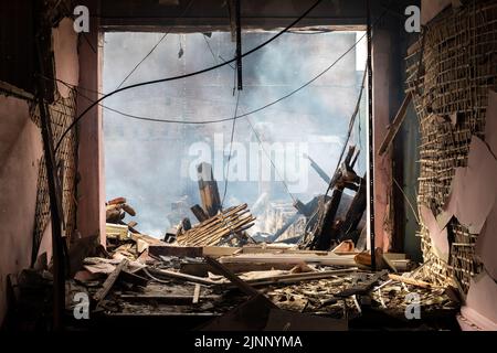 CHARKIW, UKRAINE - 30. Juli 2022: Gebäude einer Fachschule nach einem Brand, der durch einen Raketenangriff russischer Eindringlinge verursacht wurde. Stockfoto