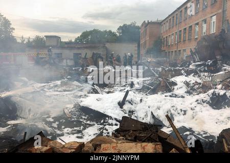 CHARKIW, UKRAINE - 30. Juli 2022: Die Ruinen eines vollständig beschädigten Gebäudes einer Fachschule als Folge eines Raketenangriffs durch russische Eindringlinge. Stockfoto