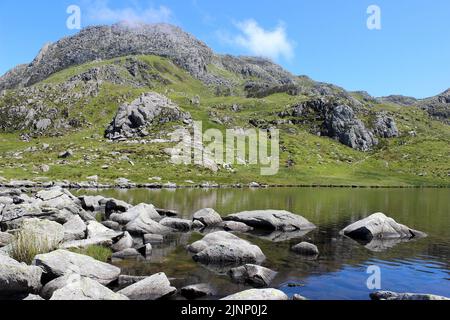 Llyn Bochlwyd mit Tryfan im Hintergrund, Glyderau-Gebirge, Snowdonia, Wales Stockfoto