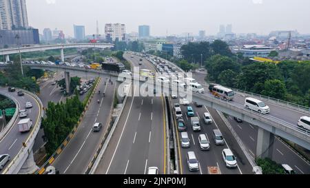 Luftdrohne aus der Vogelperspektive Foto der neuesten Technologie Cross Shape mehrstufigen Straße Autobahn durch das Stadtzentrum Stockfoto