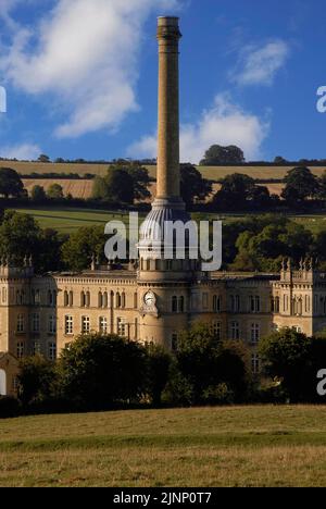 Der Kamin im toskanischen Stil entspringt aus einer anmutigen, bleibedeckten Kuppel über der ehemaligen Bliss Tweed Mill, die 1872 im Landhausstil in Chipping Norton, Oxfordshire, England, Großbritannien, erbaut wurde. Die Mühle drehte und wove einst feines Khaki-Tuch für WW1 Uniformen der British Army, bietet aber jetzt einen gehobenen Lebensstil in Form von Luxus-Apartments. Stockfoto