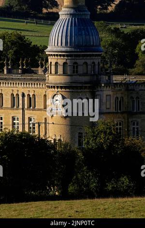 Die gerippte, bleibedeckte Kuppel überragt den runden Turm der ehemaligen Bliss Tweed Mill in Chipping Norton, Oxfordshire, England, Großbritannien. Die Mühle, die 1872 im Landhausstil erbaut wurde, verwendete Wolle aus Cotswold und Shetland-Schafen, um feines Khaki-Tuch für WW1 Uniformen der britischen Armee zu machen. Es wurde 1980 geschlossen, beherbergt aber jetzt Luxuswohnungen. Stockfoto