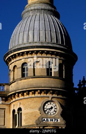 Eine gerippte, bleibedeckte Kuppel überragt den runden Schornsteinturm der ehemaligen Bliss Tweed Mill in Chipping Norton, Oxfordshire, England, Großbritannien. Die Mühle, die 1872 im Landhausstil erbaut wurde, verwendete Wolle aus Cotswold und Shetland-Schafen, um feines Khaki-Tuch für WW1 Uniformen der britischen Armee zu machen. Es wurde 1980 geschlossen, beherbergt aber jetzt Luxuswohnungen. Stockfoto