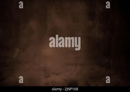 Dunkelbrauner Hintergrund mit schwarzen Schatten auf beiden Seiten. Stockfoto