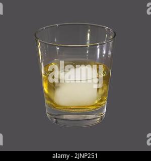 Studiofoto eines Glases mit einem Eiswürfel auf grauem Hintergrund Stockfoto