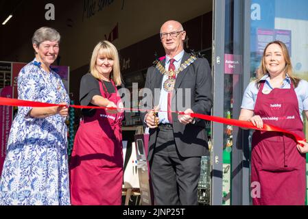 London Road Retail Park, Southend on Sea, Essex, Großbritannien. 13. August 2022. Hobbycraft hat eine offizielle Eröffnungszeremonie für ihr Geschäft in Southend on Sea abgehalten, einem von drei neuen Standorten, die Teil der umfangreichen Expansionspläne der Marke sind. Hobbycraft ist der größte Händler für Kunsthandwerk in Großbritannien und verzeichnete 2022 ein großes Gewinnwachstum. Der Bürgermeister von Southend, Ratsmitglied Kevin Robinson, Schnitt das Band, um das Geschäft offiziell zu eröffnen, zusammen mit Store Manager Gina Ford. Die ersten 100 Kunden an diesem Tag erhielten Goody Bags, obwohl viele Hunderte weitere draußen Schlange standen Stockfoto