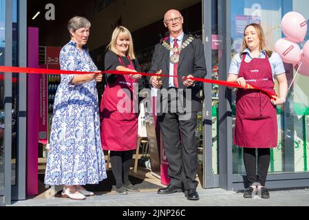 London Road Retail Park, Southend on Sea, Essex, Großbritannien. 13. August 2022. Hobbycraft hat eine offizielle Eröffnungszeremonie für ihr Geschäft in Southend on Sea abgehalten, einem von drei neuen Standorten, die Teil der umfangreichen Expansionspläne der Marke sind. Hobbycraft ist der größte Händler für Kunsthandwerk in Großbritannien und verzeichnete 2022 ein großes Gewinnwachstum. Der Bürgermeister von Southend, Ratsmitglied Kevin Robinson, Schnitt das Band, um das Geschäft offiziell zu eröffnen, zusammen mit Store Manager Gina Ford. Die ersten 100 Kunden an diesem Tag erhielten Goody Bags, obwohl viele Hunderte weitere draußen Schlange standen Stockfoto