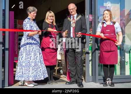 London Road Retail Park, Southend on Sea, Essex, Großbritannien. 13. August 2022. Hobbycraft hat eine offizielle Eröffnungszeremonie für ihr Geschäft in Southend on Sea abgehalten, einem von drei neuen Standorten, die Teil der umfangreichen Expansionspläne der Marke sind. Hobbycraft ist der größte Händler für Kunsthandwerk in Großbritannien und verzeichnete 2022 ein großes Gewinnwachstum. Der Bürgermeister von Southend, Ratsmitglied Kevin Robinson, Schnitt das Band, um das Geschäft offiziell zu eröffnen, zusammen mit Store Manager Gina Ford. Die ersten 100 Kunden an diesem Tag erhielten Goody Bags, obwohl viele Hunderte weitere draußen Schlange standen Stockfoto