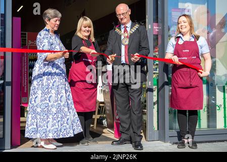 London Road Retail Park, Southend on Sea, Essex, Großbritannien. 13. August 2022. Hobbycraft hat eine offizielle Eröffnungszeremonie für ihr Geschäft in Southend on Sea abgehalten, einem von drei neuen Standorten, die Teil der umfangreichen Expansionspläne der Marke sind. Hobbycraft ist der größte Händler für Kunsthandwerk in Großbritannien und verzeichnete 2022 ein großes Gewinnwachstum. Der Bürgermeister von Southend, Ratsmitglied Kevin Robinson, Schnitt das Band, um das Geschäft offiziell zu eröffnen, zusammen mit Store Manager Gina Ford. Die ersten 100 Kunden an diesem Tag erhielten Goody Bags, obwohl viele Hunderte weitere draußen Schlange standen Stockfoto