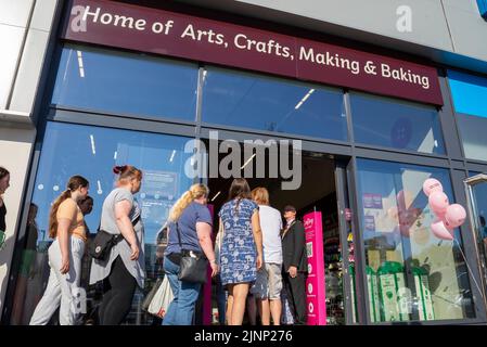 London Road Retail Park, Southend on Sea, Essex, Großbritannien. 13. August 2022. Hobbycraft hat eine offizielle Eröffnungszeremonie für ihr Geschäft in Southend on Sea abgehalten, einem von drei neuen Standorten, die Teil der umfangreichen Expansionspläne der Marke sind. Hobbycraft ist der größte Händler für Kunsthandwerk in Großbritannien und verzeichnete 2022 ein großes Gewinnwachstum. Der Bürgermeister von Southend, Ratsmitglied Kevin Robinson, Schnitt das Band ab, um das Geschäft offiziell zu öffnen, und danach strömten Kunden hinein. Die ersten 100 Kunden an diesem Tag erhielten Goody Bags, obwohl viele Hunderte weitere draußen Schlange standen Stockfoto