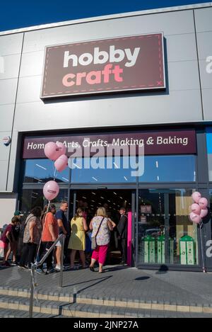 London Road Retail Park, Southend on Sea, Essex, Großbritannien. 13. August 2022. Hobbycraft hat eine offizielle Eröffnungszeremonie für ihr Geschäft in Southend on Sea abgehalten, einem von drei neuen Standorten, die Teil der umfangreichen Expansionspläne der Marke sind. Hobbycraft ist der größte Händler für Kunsthandwerk in Großbritannien und verzeichnete 2022 ein großes Gewinnwachstum. Der Bürgermeister von Southend, Ratsmitglied Kevin Robinson, Schnitt das Band ab, um das Geschäft offiziell zu öffnen, und danach strömten Kunden hinein. Die ersten 100 Kunden an diesem Tag erhielten Goody Bags, obwohl viele Hunderte weitere draußen Schlange standen Stockfoto